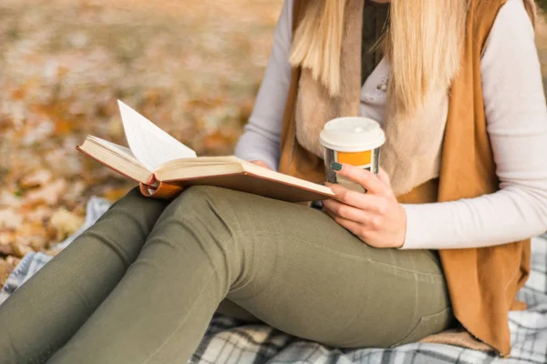 Kvinnan Håller Bok Och Kaffe Ben Och Läsning Retro Filt — Stockfoto