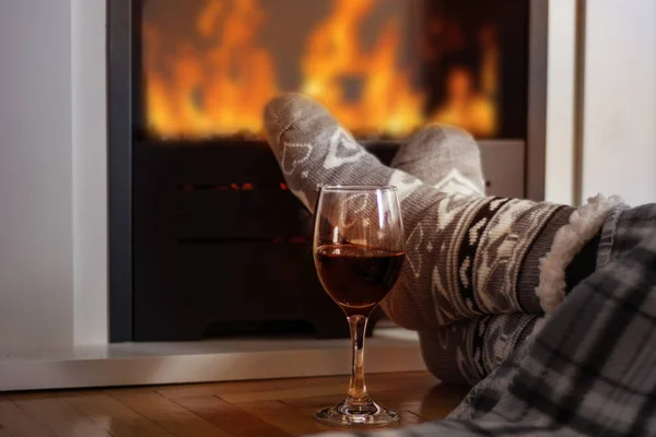 Pies Femeninos Con Calcetines Lana Frente Del Calentamiento Chimenea Copas — Foto de Stock