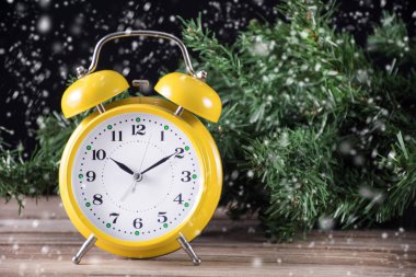 Güzel bir retro saat ve Noel ağacı içinde geçmiş. Kar yağıyor. Kış zaman kavramı görüntü. Yakın, seçici odak