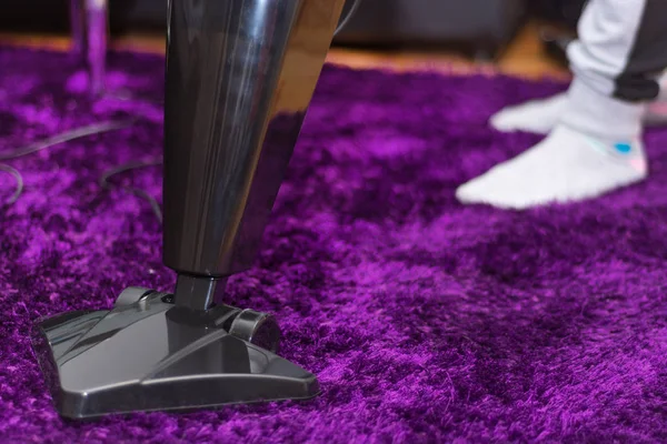Femme Nettoyage Tapis Violet Avec Aspirateur Moderne Dans Salon Maison — Photo