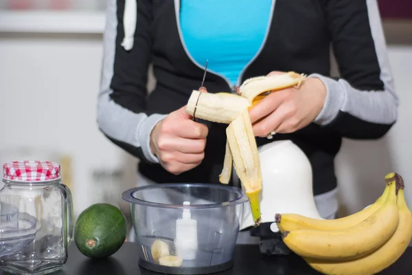 Vrouw Keuken Snijdt Banaan Met Mes Blender Vers Fruit Voor — Stockfoto