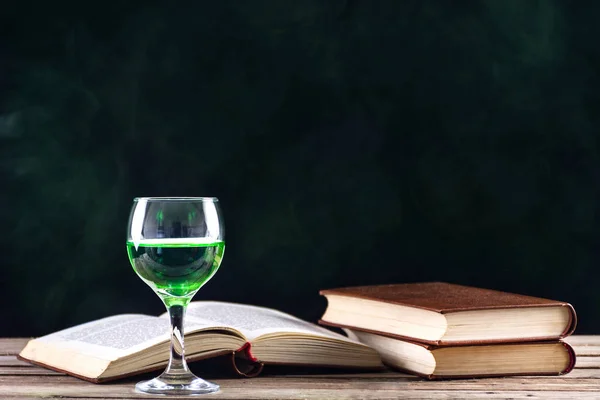 Absinthe Inspiração Fada Verde Musa Escritores Artistas Vidro Mesa Madeira — Fotografia de Stock