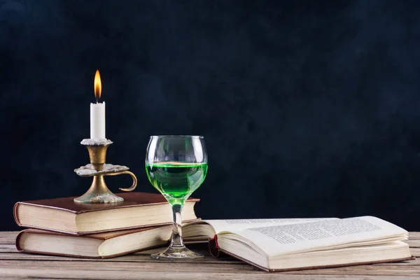 Absinthe Verre Livres Avec Bougie Chandelier Brûlant Sur Bureau Bois — Photo