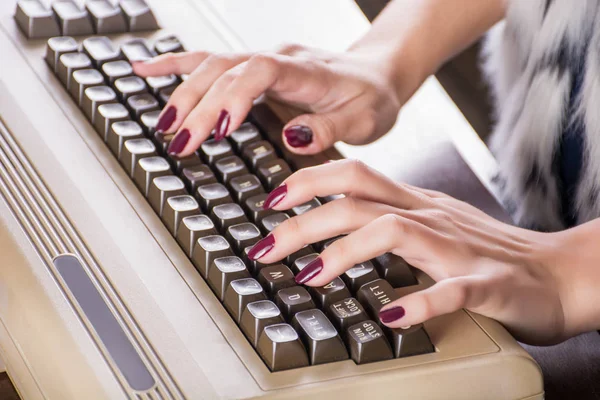 Mulher Mãos Digitando Teclado Computador Velho Mesa Escritório Conceito Tecnologia — Fotografia de Stock