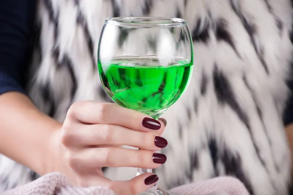 Mujer Glamurosa Sosteniendo Mano Absenta Bebida Verde Chica Con Manicura — Foto de Stock