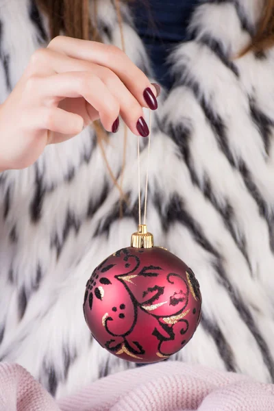 Mano Niña Sosteniendo Decoración Bola Navidad Las Manos Con Manicura — Foto de Stock