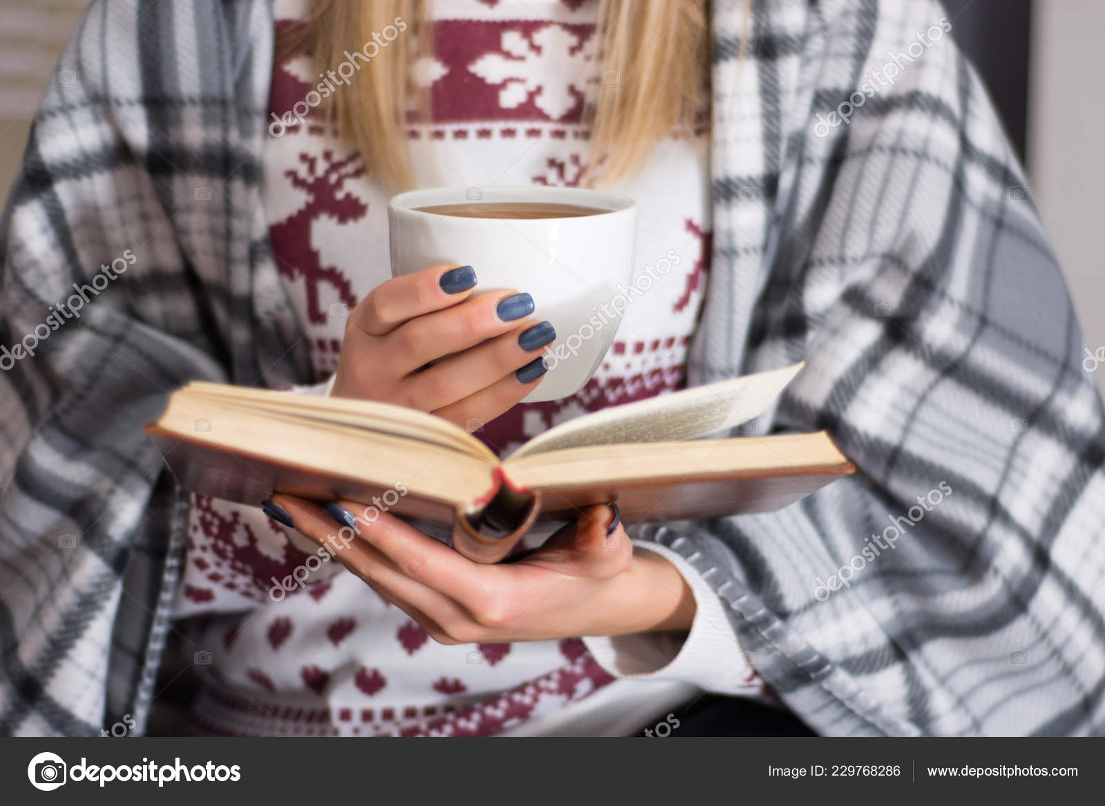 Menina Beber Chá Quente Ler Livro Longa Noite Inverno Casa — Foto © Ema88  #229768286, image size:1600x1167