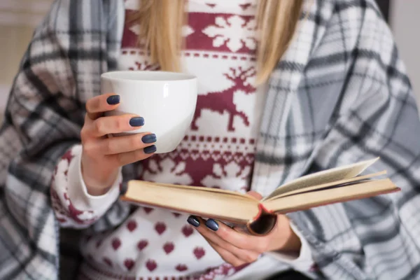 Csésze Tea Olvasó Könyve Hosszú Téli Éjszaka Gyapjú Pulóver Lány — Stock Fotó