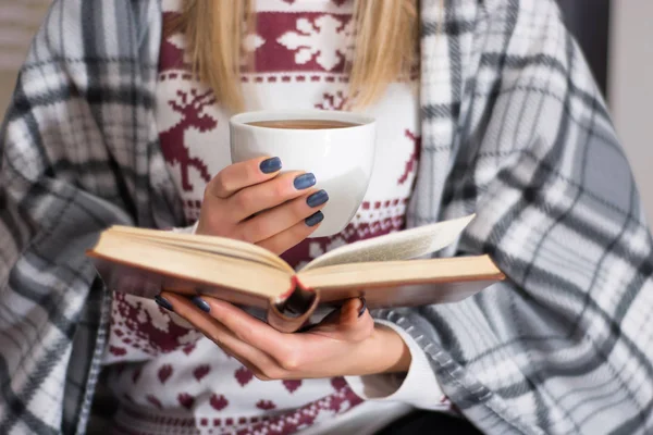 Dziewczyna Picia Gorącej Herbaty Czytanie Książek Długich Zimowych Nocy Domu — Zdjęcie stockowe