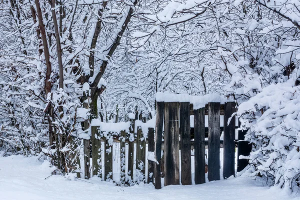 Recinzione Legno Villaggio Coperto Con Grande Neve Nella Fredda Giornata — Foto Stock