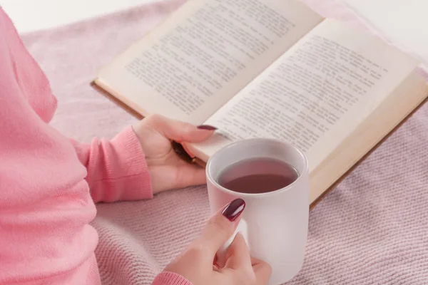 Jovem Leitura Livro Beber Chá Quente Casa Rapariga Usa Camisola — Fotografia de Stock