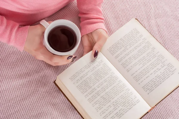 Szemközti Nézet Lány Csésze Tea Könyv Rózsaszín Gyapjú Pulóver Könyvet — Stock Fotó