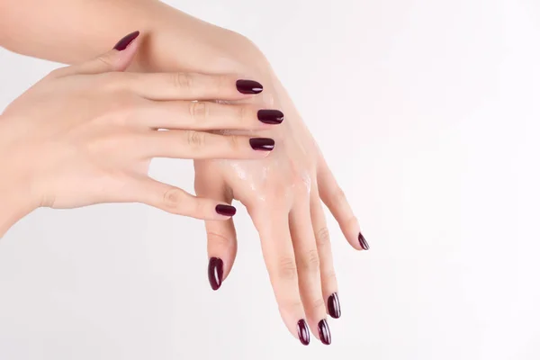 Mãos Mulher Nova Com Unhas Vermelhas Manicure Polonês Aplicando Creme — Fotografia de Stock