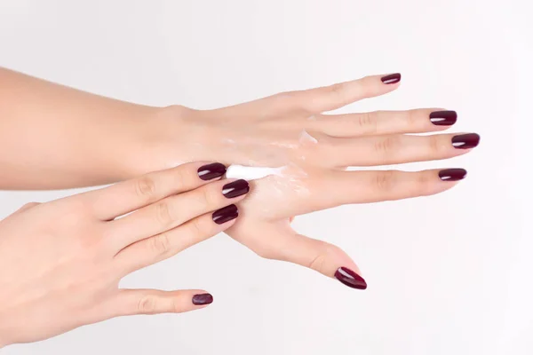 Mãos Femininas Aplicando Creme Mão Branca Pele Mulher Tem Unhas — Fotografia de Stock
