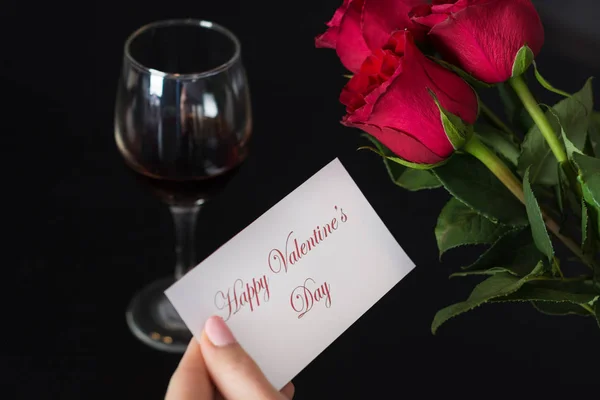 Девушка Держит Бумажную Открытку Сообщением Днем Святого Валентина Руке Красной — стоковое фото
