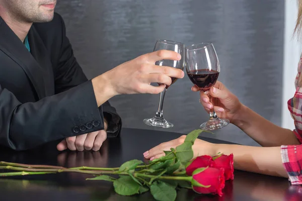 Pareja Haciendo Brindis Una Cena Romántica Mesa Del Restaurante Con — Foto de Stock
