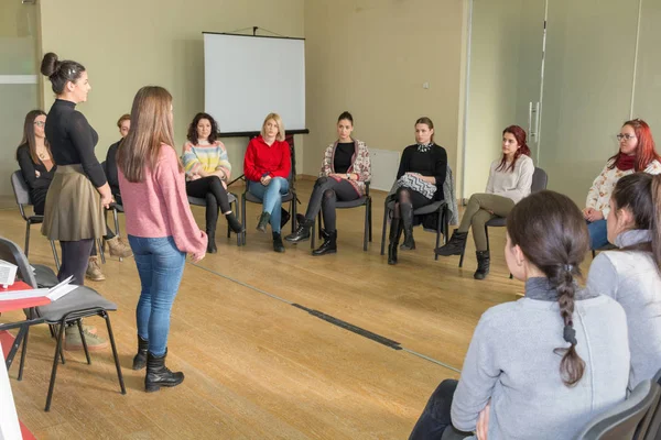 Nis Serbia Febrero 2019 Dos Profesores Grupo Jóvenes Estudiantes Discuten — Foto de Stock