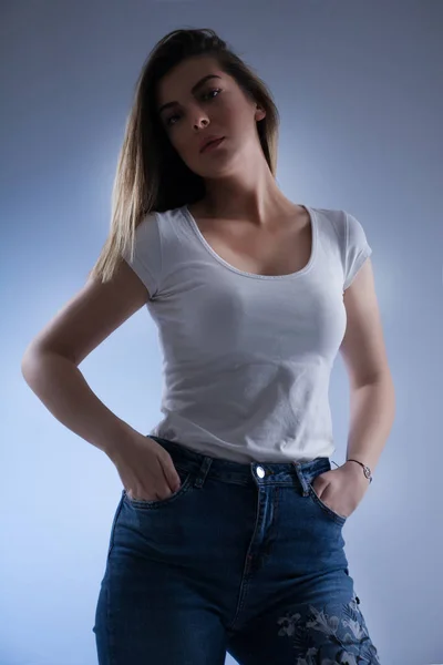 Retrato Menina Tecla Baixa Com Cabelo Loiro Camiseta Branca Jeans — Fotografia de Stock