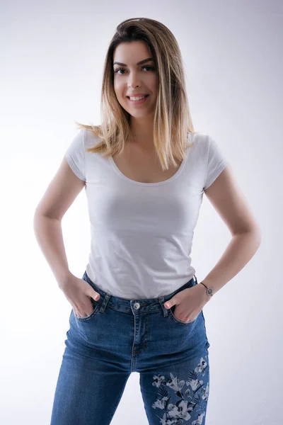 Retrato Una Hermosa Joven Estudiante Caucásica Con Los Dientes Felices — Foto de Stock