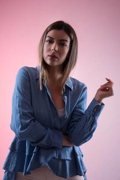 Joven Mujer Seria Con Mano Los Dedos Aire Camisa Azul — Foto de Stock