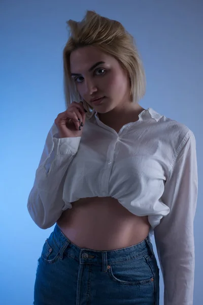 Sexy Retrato Mujer Joven Sobre Fondo Azul Bajo Perfil Chica — Foto de Stock