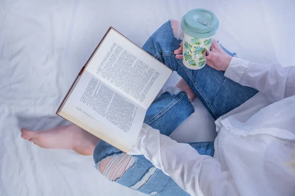 Fiatal Tanuló Lány Olvasatban Könyvet Hangulatos Ágyban Könyv Lábak Mezítláb — Stock Fotó