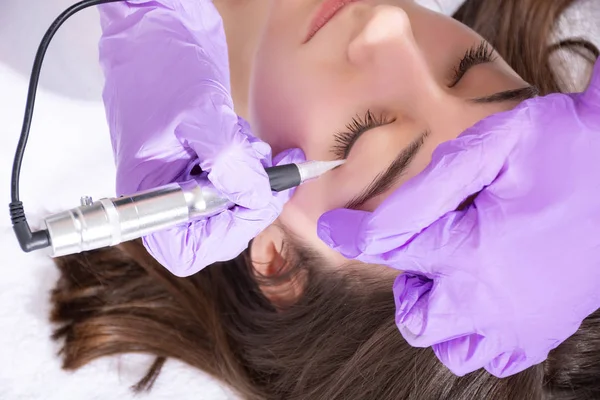 Cosmetologist Making Permanent Make Eyeliner Beautiful Young Girl Beauty Studio — Stock Photo, Image