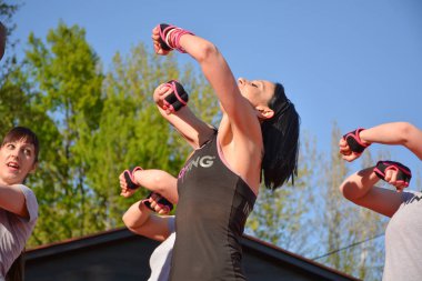 Niş, Sırbistan - 20 Nisan 2019, Genç çekici öğretmen ve yaz aylarında açık havada sınıf piloxing sporu yapan insanlar 20 Nisan 2019 tarihinde, Park Sveti Sava, Nis, Sırbistan, Avrupa