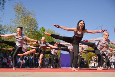 Niş, Sırbistan - 20 Nisan 2019 Grup açık Piloxing 20 Nisan 2019 tarihinde park Sveti Sava, Nis, Sırbistan, Avrupa'da güneşli bahar gününde eğitmen ile park eğitimi toplama