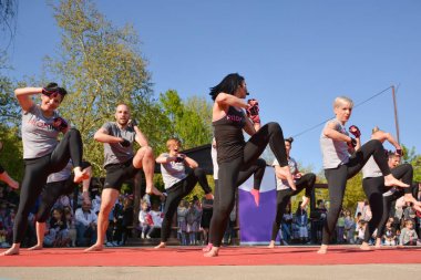 Niş, Sırbistan - 20 Nisan 2019 20 Nisan 2019 tarihinde Park Sveti Sava, Nis, Sırbistan, Avrupa'da kadın Piloxing öğretmeninin kontrolü altında poz veren kişiler