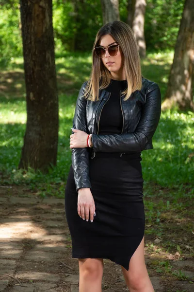 Schöne Mode Frau Modell Schwarzem Kleid Und Lederjacke Und Sonnenbrille — Stockfoto