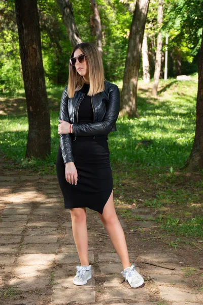 Atractiva Modelo Mujer Moda Vestido Negro Chaqueta Cuero Gafas Sol —  Fotos de Stock