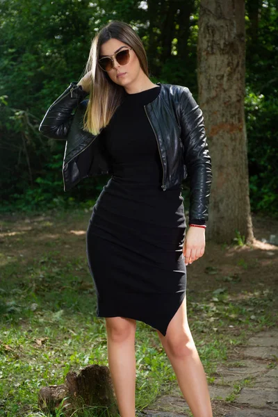 Una Hermosa Modelo Moda Chica Vestido Negro Chaqueta Cuero Gafas —  Fotos de Stock