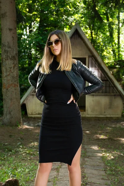 Hermosa Chica Modelo Moda Posando Con Gafas Sol Vestido Negro — Foto de Stock