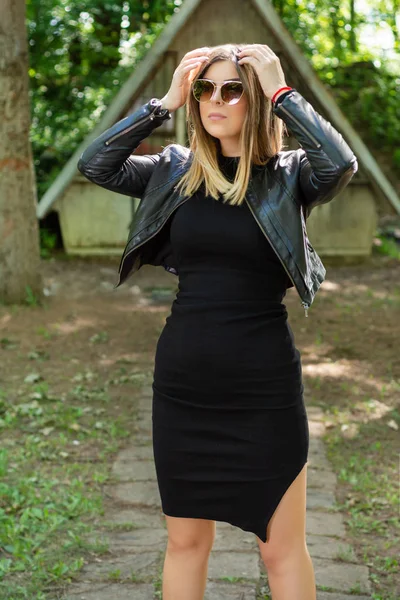 Linda Mujer Modelo Moda Posando Con Gafas Sol Vestido Negro —  Fotos de Stock