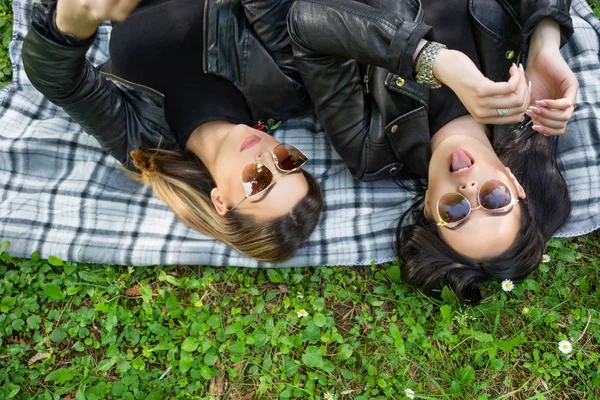 Twee Gelukkige Meisjes Liggen Een Deken Een Groene Weide Een — Stockfoto