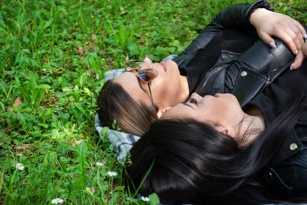 Dos Chicas Jóvenes Tumbadas Manta Hablando Prado Verde Día Primavera —  Fotos de Stock