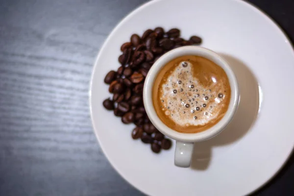 Topputsikt Över Espressokaffe Vit Kopp Och Rostade Kaffebönor Fat Brunt — Stockfoto