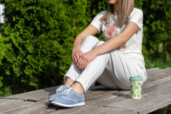 Mulher Alta Moda Calças Listradas Tênis Azul Uma Camiseta Sentada — Fotografia de Stock