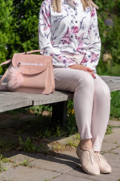 Muchacha Moda Que Sienta Banco Parque Junto Bolsa Rosada Moderna —  Fotos de Stock