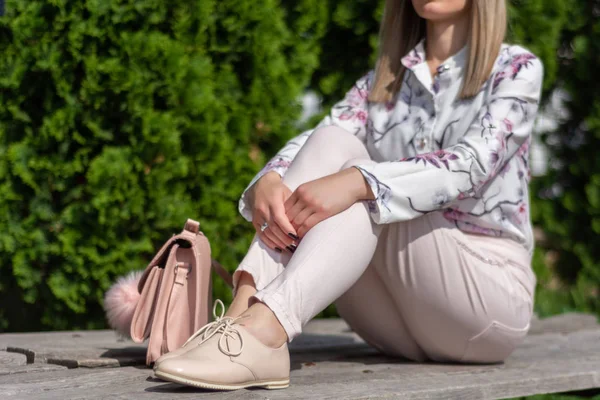 Ung Kvinna Sitter Bänk Park Bredvid Rosa Väska Kvinna Bär — Stockfoto