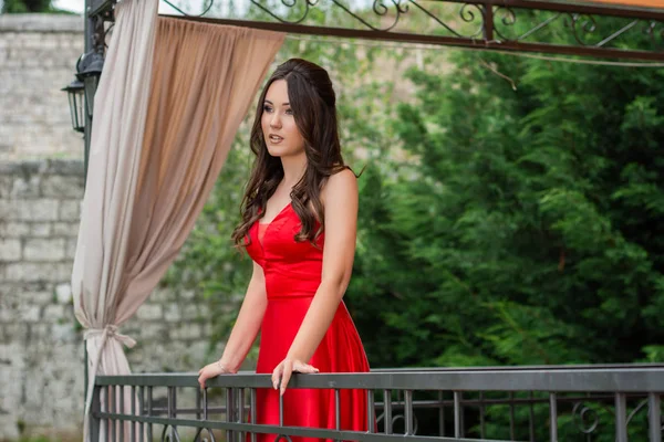 Chica Joven Glamurosa Vestido Rojo Posando Detrás Valla Balcón Cortinas —  Fotos de Stock