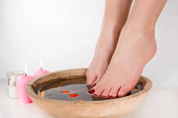 Pies Mujer Joven Relajándose Agua Cuenco Madera Velas Decoración Ardiendo — Foto de Stock