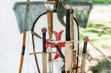 Kılıç ve şövalyeler ekipman ortaçağ eski bir grup. Arka planda kılıç ve bulanık kalkan kolları yakın. Ortaçağ ve tarihi kavram. Seçici odaklama