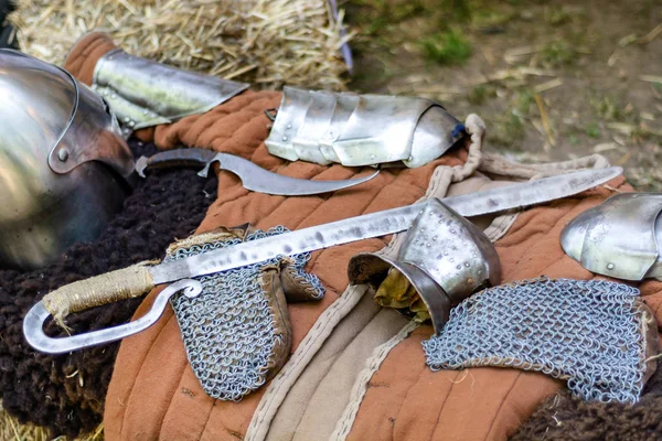 Bir Ortaçağ Şövalyeleri Ekipman Kılıç Demir Koruyucu Eldiven Masada Açık — Stok fotoğraf