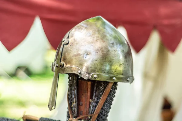 Рыцарский Средневековый Металлический Шлем Трибуне Старинные Доспехи Снаряжение Защиты Головы — стоковое фото