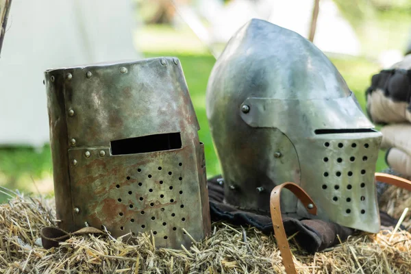 Knightly Medeltida Belägga Med Metall Två Hjälmar Stativ Gamla Mörka — Stockfoto