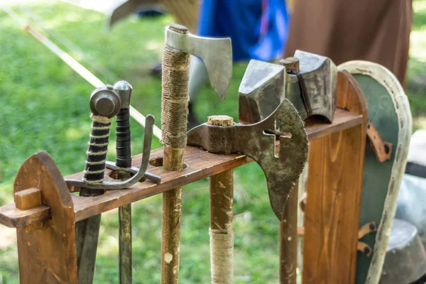 Średniowieczny Metalowy Topór Miecz Drewnianym Stoisku Festiwalu Stare Ciemne Wieki — Zdjęcie stockowe