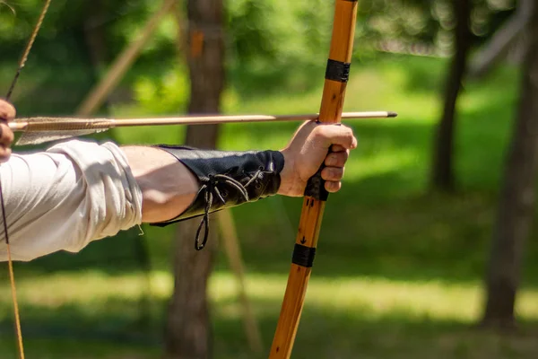 Mano Archer Sostiene Arco Con Una Flecha Apunta Actividad Aire —  Fotos de Stock