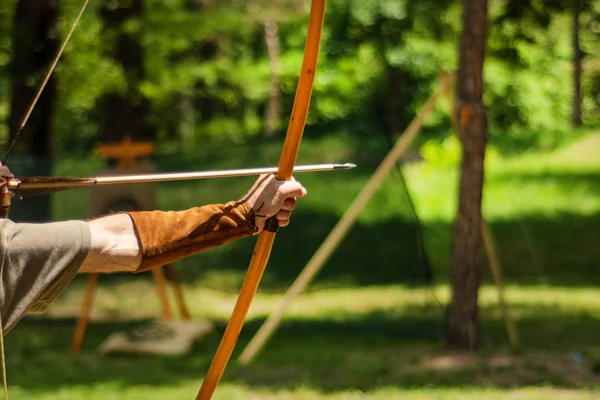 Man Medeltida Archer Hand Håller Sin Båge Med Pil Och — Stockfoto